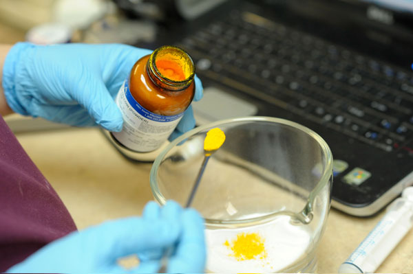 Blending pure powders together to prepare capsules preparation